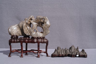 Une paire de socles en laque et nacre et deux pierres de lettr&eacute;s, Chine, 19/20&egrave;me